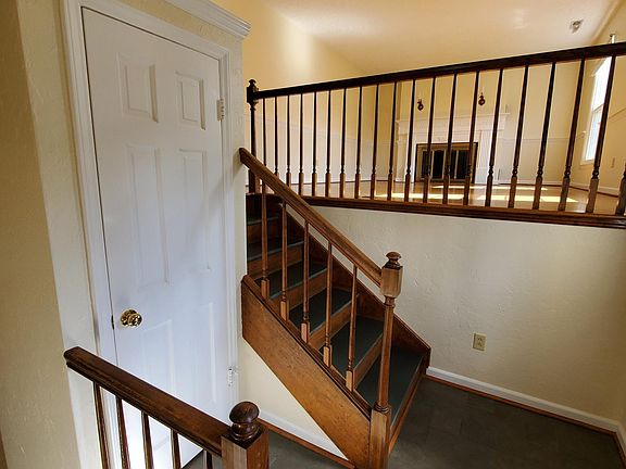 Foyer w Coat Closet