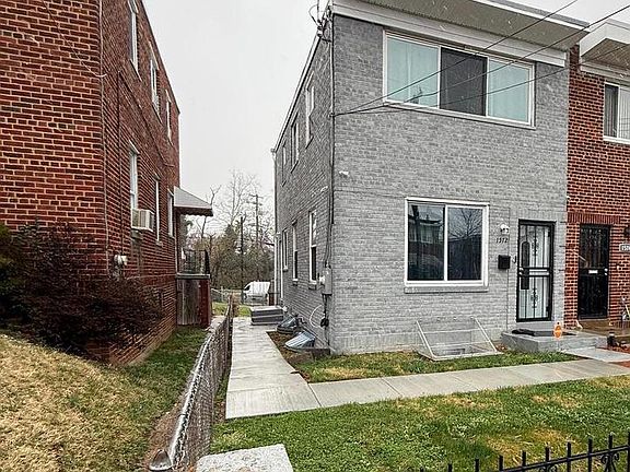 2nd image of 1572 41st St SE