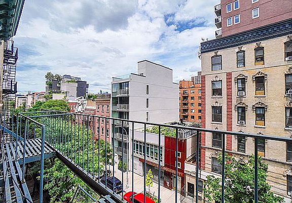 4th image of 282 E 7th St APT 4