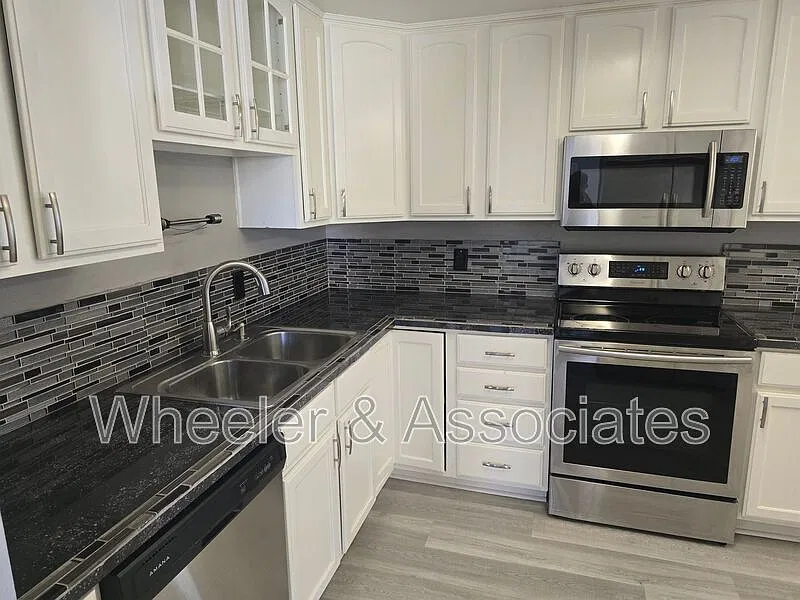 3 bed, 1.0 bath, 1000 sqft, $1,795 — Photo 3
