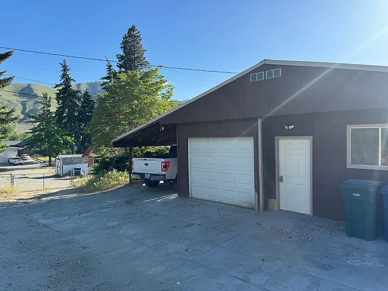 924 E Chelan Ave — Photo 23