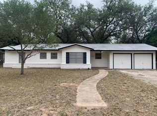 511 Hickory Hwy, Devine, TX 78016