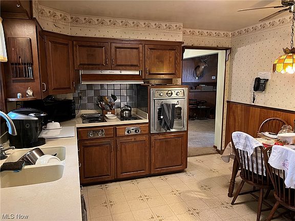 3rd image of 1852 Clemmens Ave