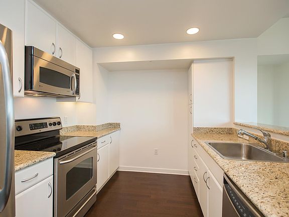 4th image of 250 King St Unit 764