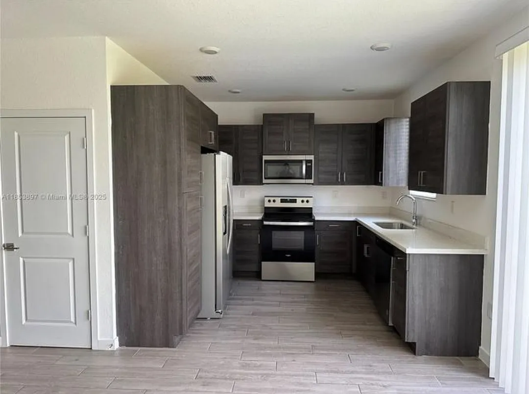3 bed, 2.5 bath, 1302 sqft, $2,400 — Photo 4