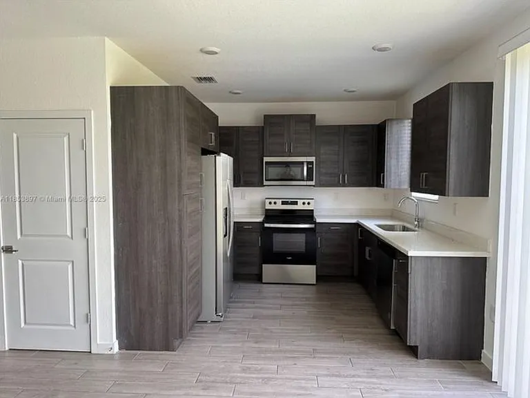 1092 SE 23rd Ave #5 — Photo 4
