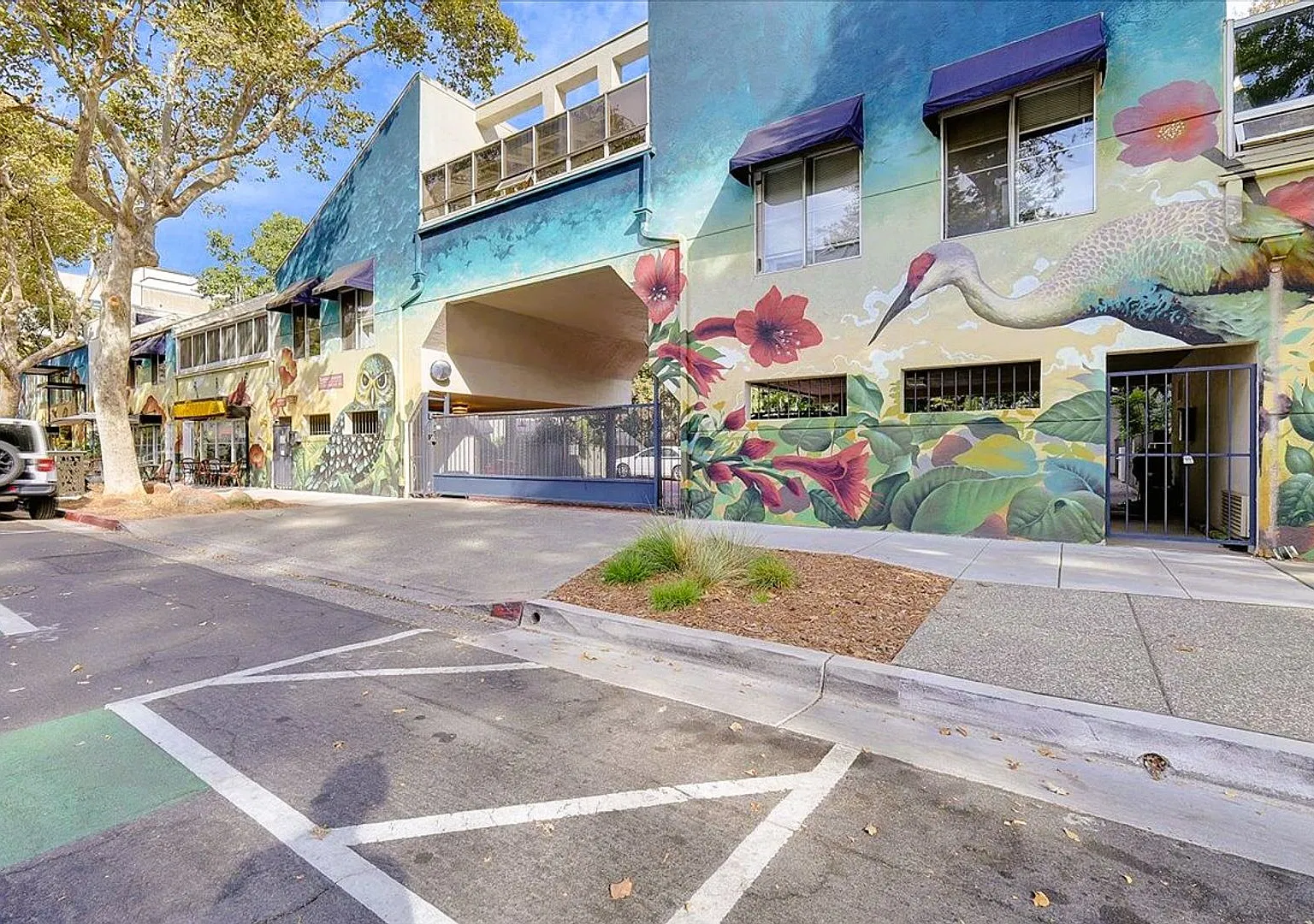 Well-Equipped 1-Bedroom with In-Unit Laundry, Pool Access & Parking in Sacramento — Photo 2