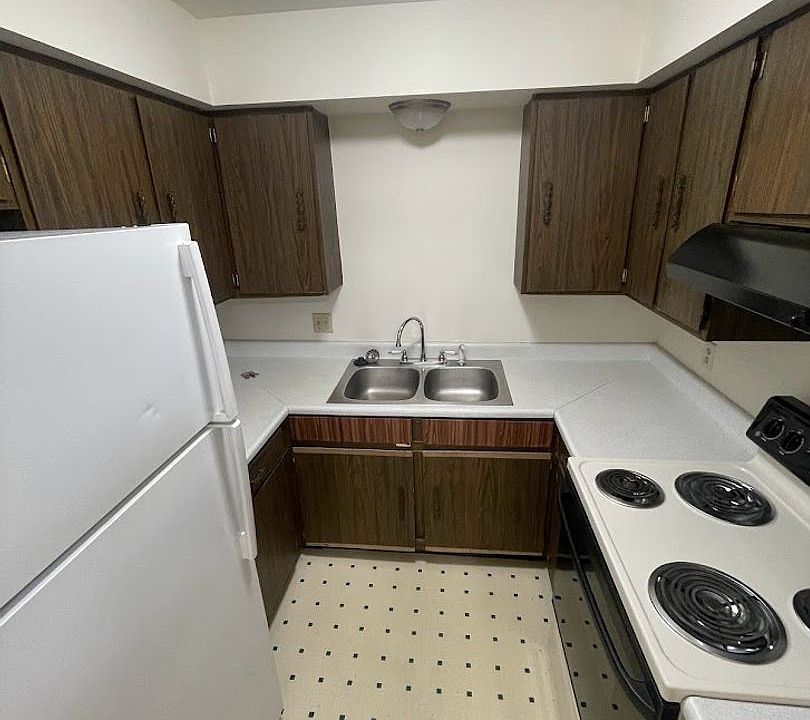 1st image of 313 Higgins Dr #2