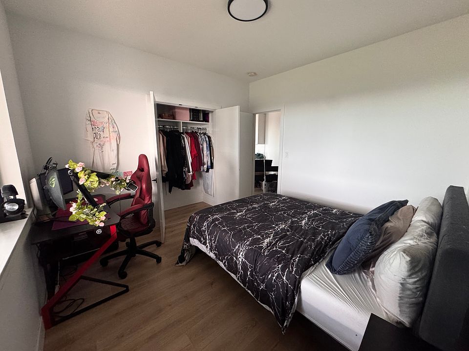 1st image of 484 Edinburgh Blvd