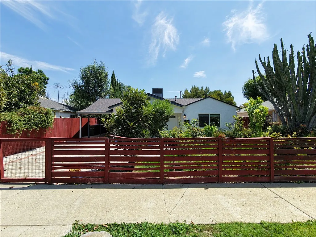 3 bed, 1128 sqft, $4,395 — Photo 1
