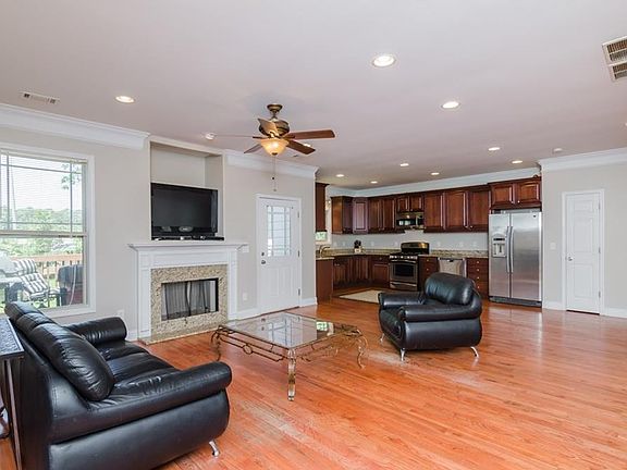 4th image of 2439 Jewell Dr
