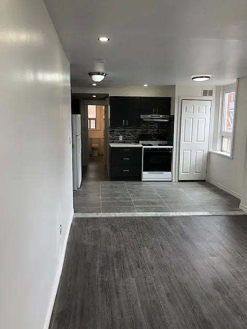Recently Updated 2 Bedroom - 8 Locke St N — Photo 3