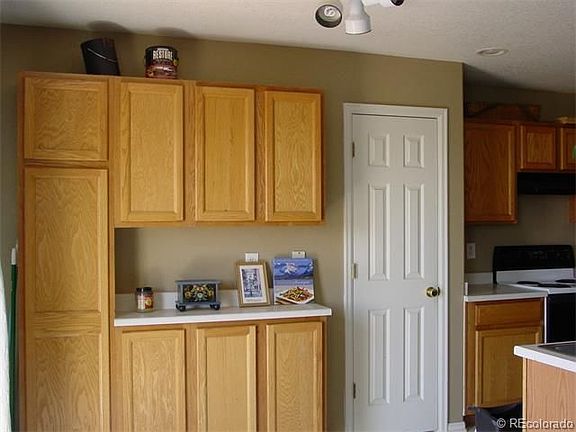 extra cabinets in bkfst. area