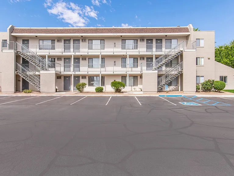 Sterling Pointe Apartments — Photo 15