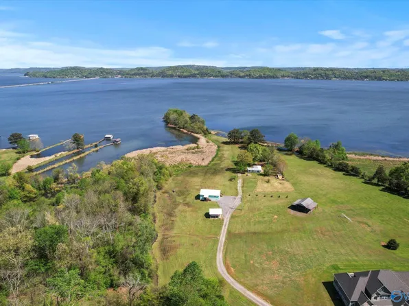 241 Bennett Private Dr, Guntersville, AL 35976