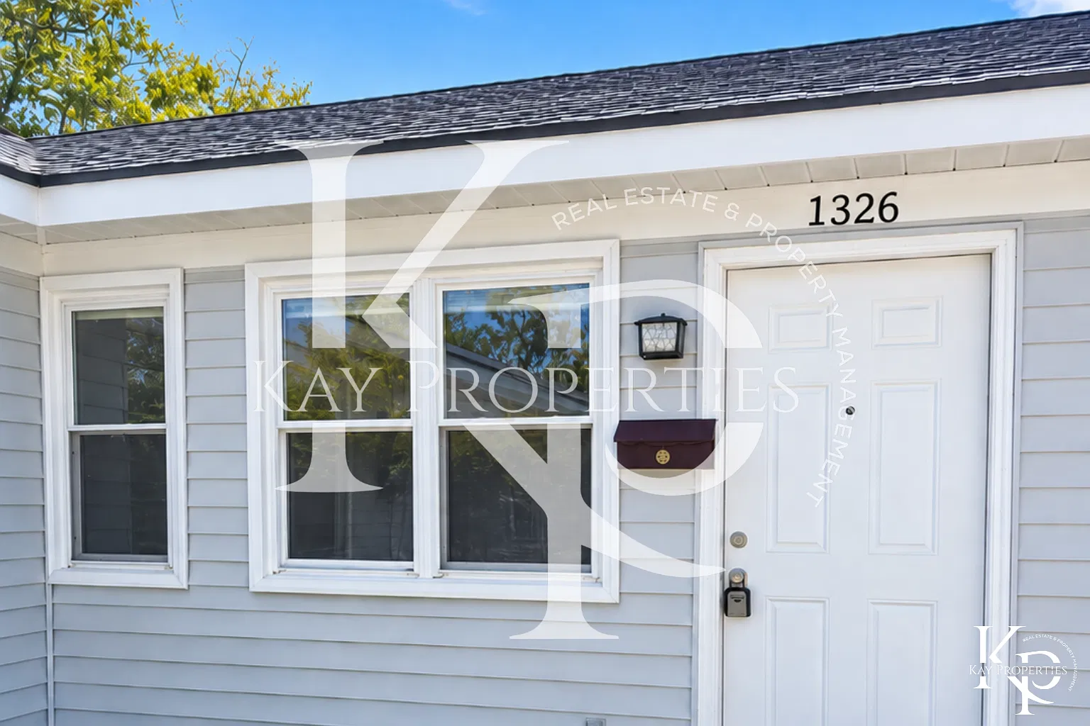 1326 Maple St — Photo 1