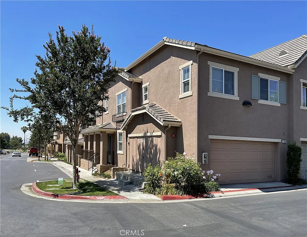 3 bed, 2.5 bath, 1670 sqft, $3,100 — Photo 2
