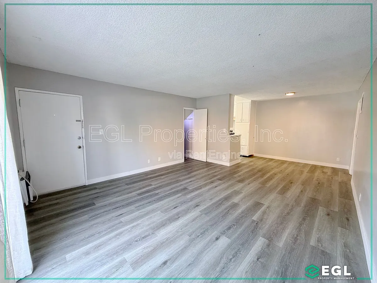 Building Photo - 823 N Hudson Ave #1