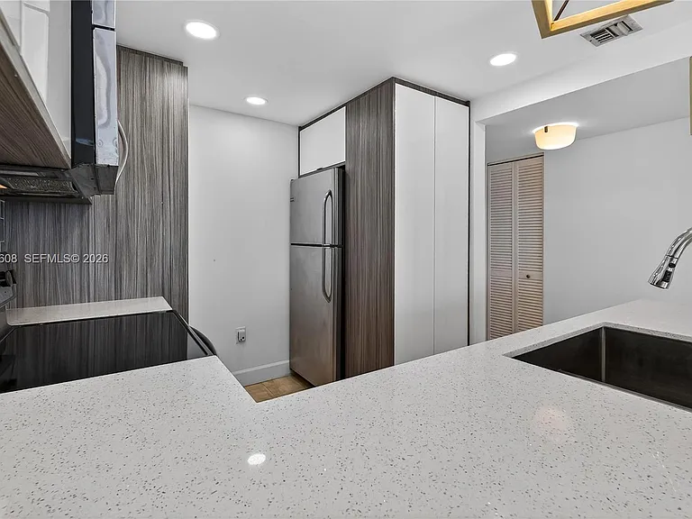 600 NE 36th St #1220 — Photo 18