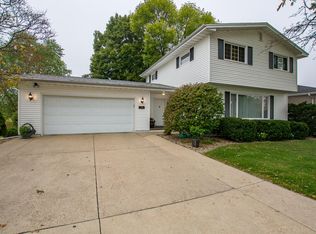 68 Edgewood Rd NW, Cedar Rapids, IA 52405