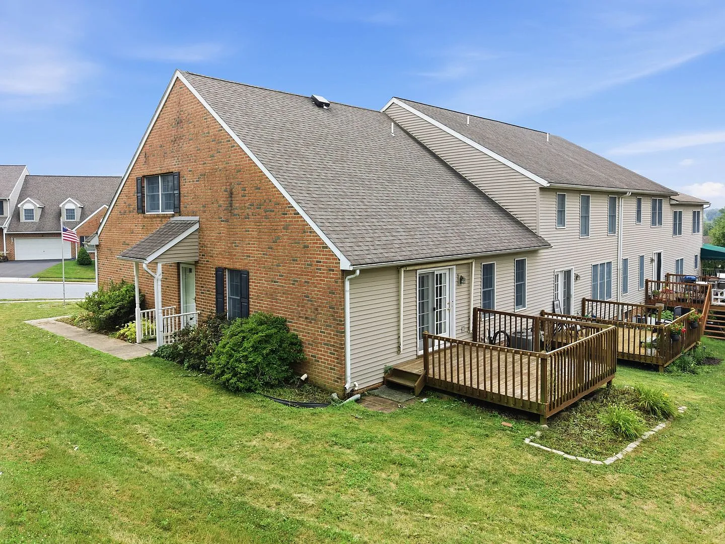 Beautiful 3 BR End Unit Townhouse in Summit Hills! Move-In Special 1/2 Off Deposit! — Photo 3