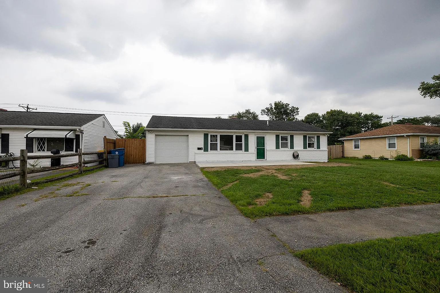 907 Greentree Rd photo 1