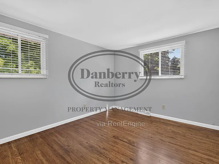 6946 Kinsman Dr — Photo 25