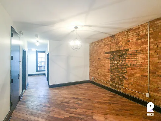 Rented by REZI | media 12