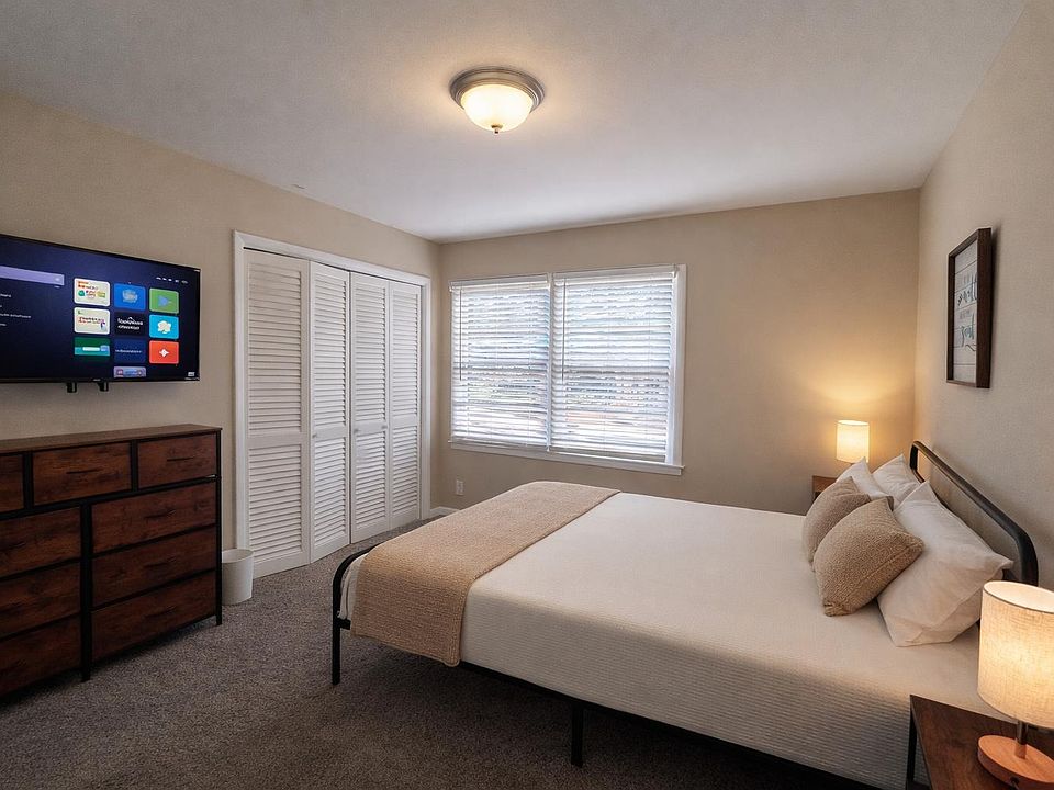Bright & Cozy Room| Roku TV|Shared Bathroom