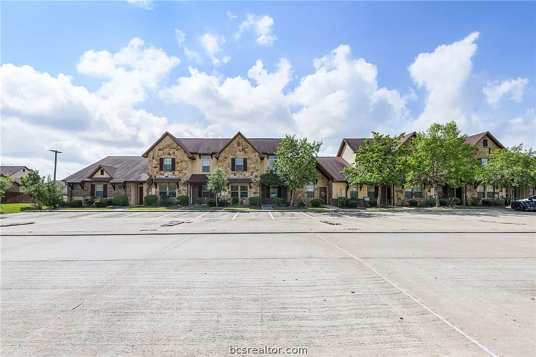 4 bed, 1853 sqft, $2,400 — Photo 3