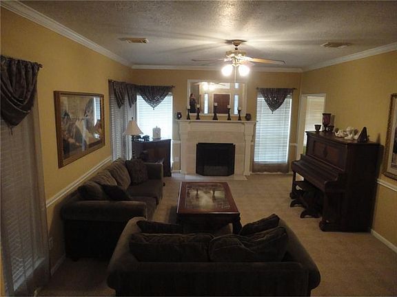 4th image of 1806 Middlecreek St