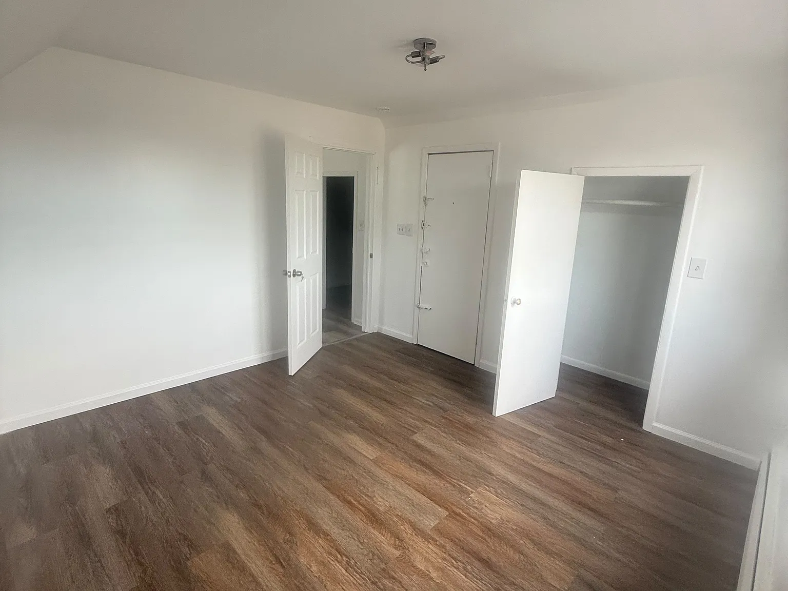 3 bed, $2,000 — Photo 2
