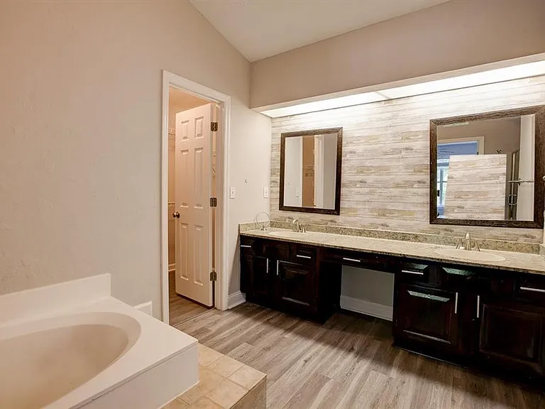 4940 Tanners Spring Dr — Photo 11