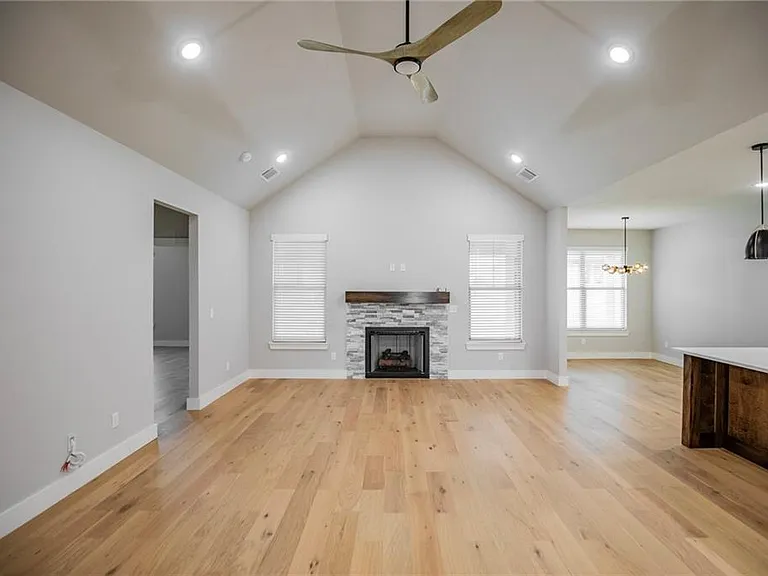 7843 Range Ave — Photo 3