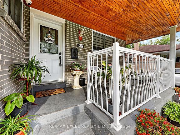 3rd image of 62 Sundance Cres