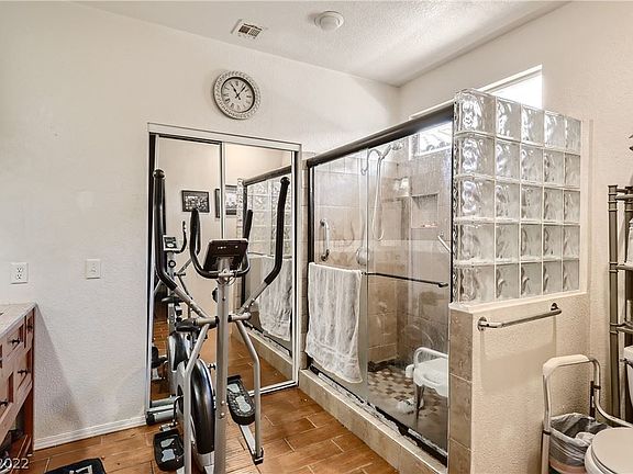 3rd image of 6071 Notre Dame Ave