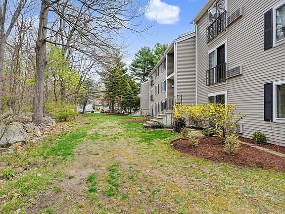 3rd image of 15 Village Rock Ln APT 10