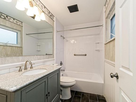 3rd image of 1214 Carrousel Dr E