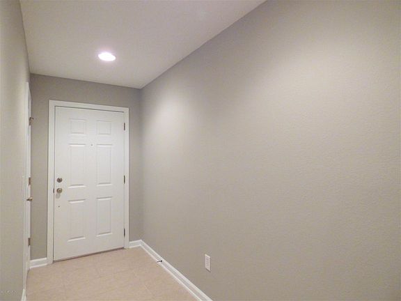 5th image of 818 Black Cherry Dr S