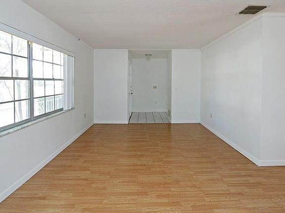 3rd image of 510 Green Briar Blvd