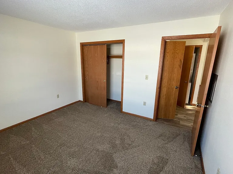 910-912 Fox Creek Dr — Photo 17