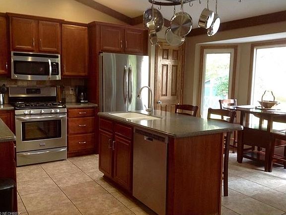 2nd image of 3920 Oakridge Dr