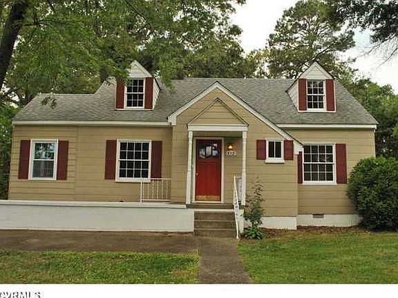 2nd image of 812 Dixon Dr