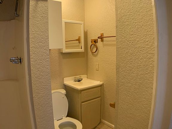 4th image of 400 SW 42nd St Unit F