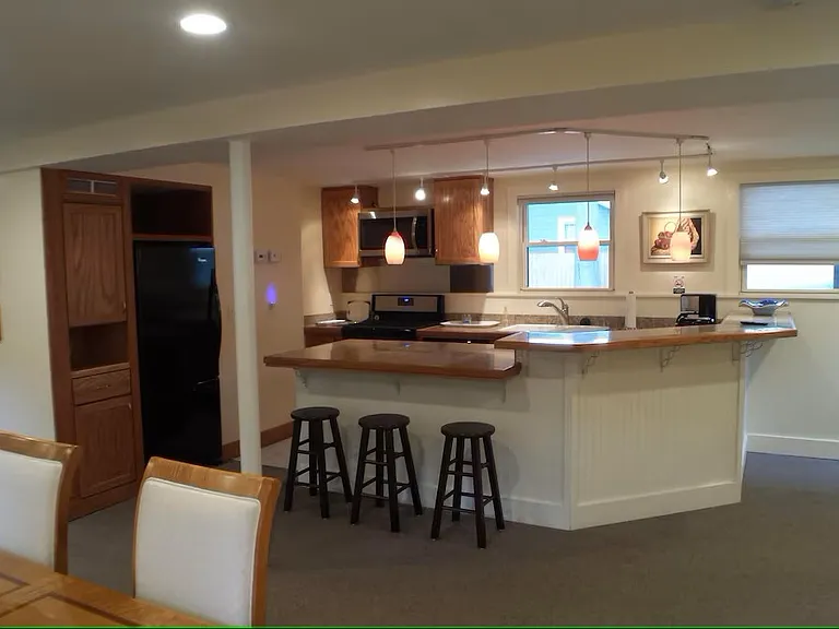 3320 Thompson Ave — Photo 5