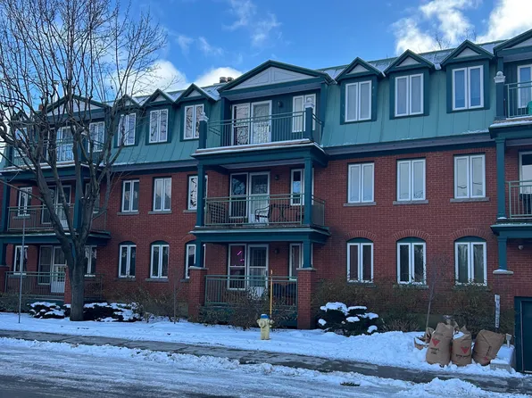 100 Bruyere St #304, Ottawa, ON K1N 5C6