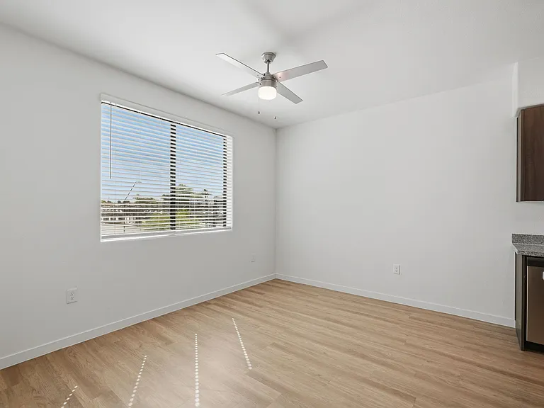 La Victoria Commons — Photo 14