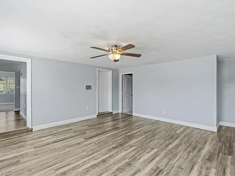 4220 Deleon St — Photo 8