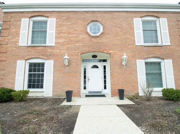 120 Carriage Way Dr APT 202B, Willowbrook, IL 60527
