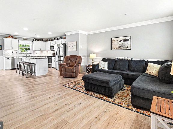 5th image of 17 Viburnum Ave